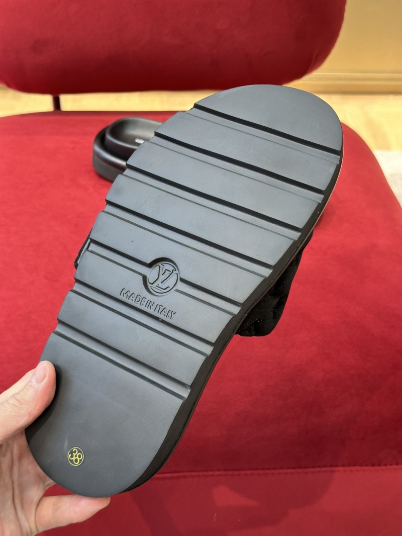 l0vis Vvtt0n slippers